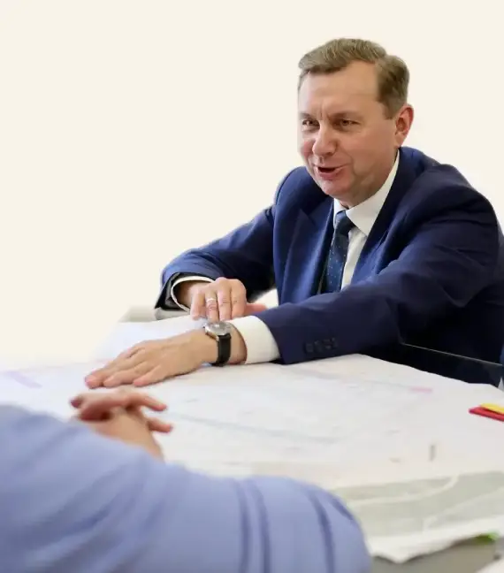 Rafał Komarewicz w biurze